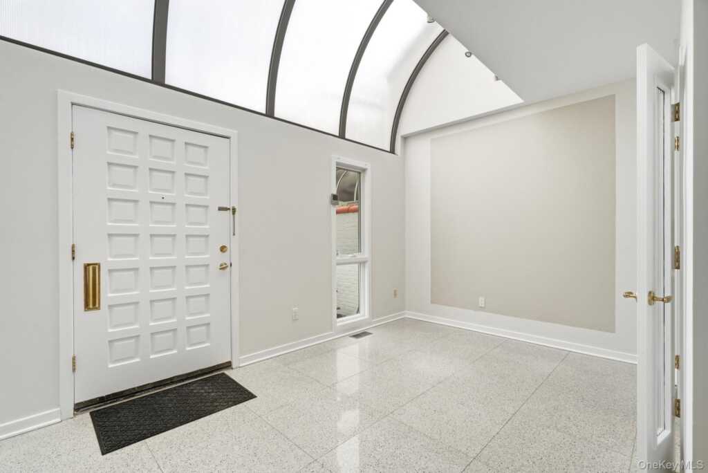 13 Kassel Court, Rye, NY 10543 - Photo 4 of 33