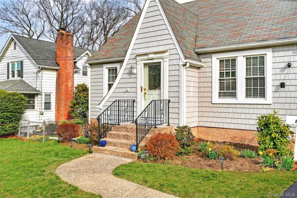 8 W Palisades Avenue, Nanuet, NY 10954 - Photo 3 of 44