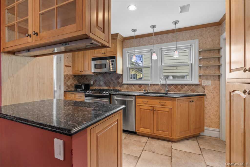 103 Petersville Road, New Rochelle, NY 10801 - Photo 6 of 27