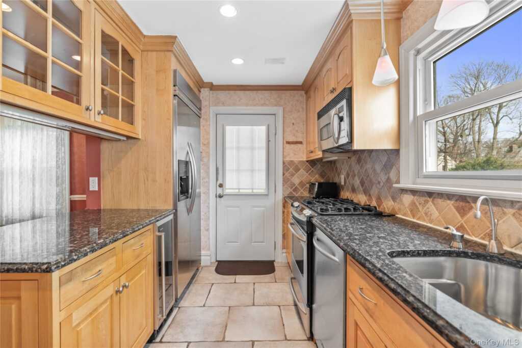 103 Petersville Road, New Rochelle, NY 10801 - Photo 7 of 27