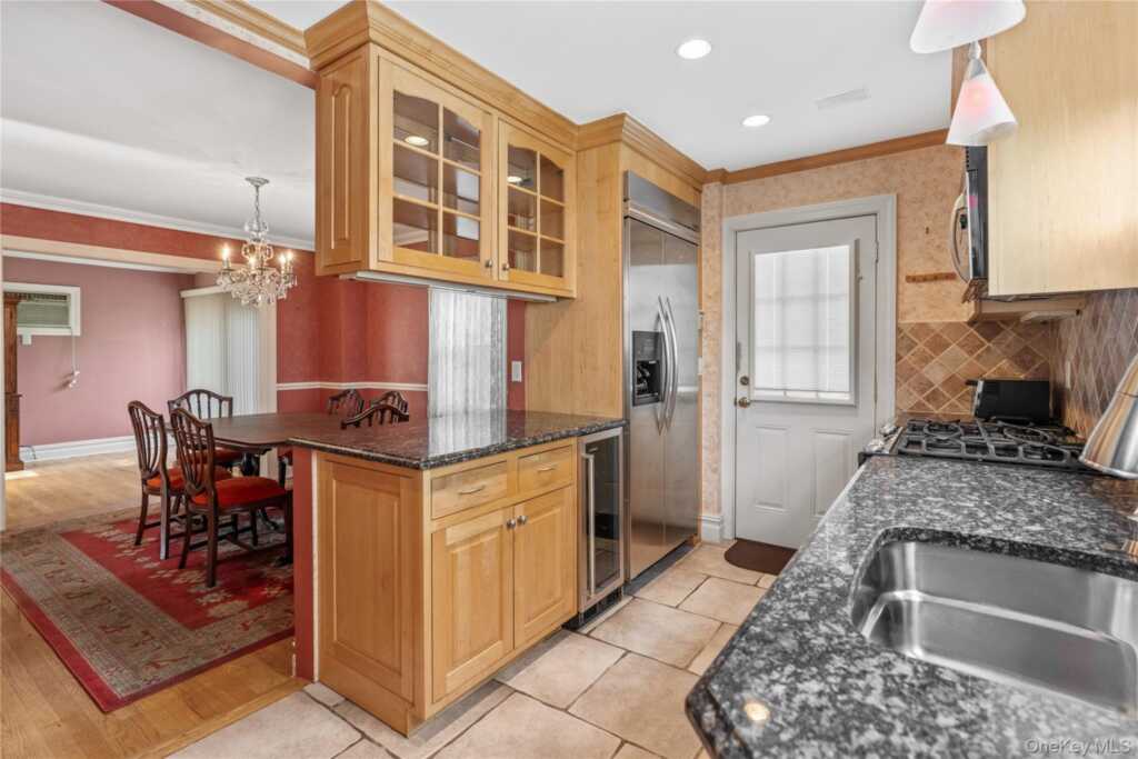 103 Petersville Road, New Rochelle, NY 10801 - Photo 8 of 27