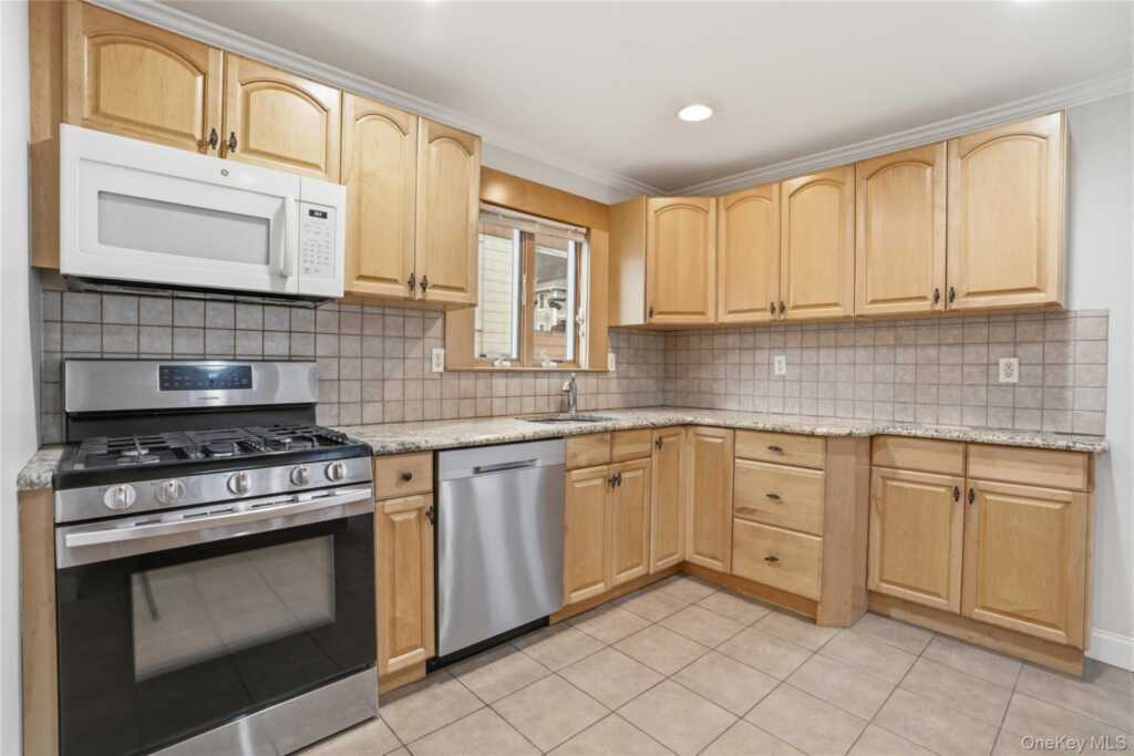 3 Ross Avenue, Nyack, NY 10960 - Photo 9 of 29