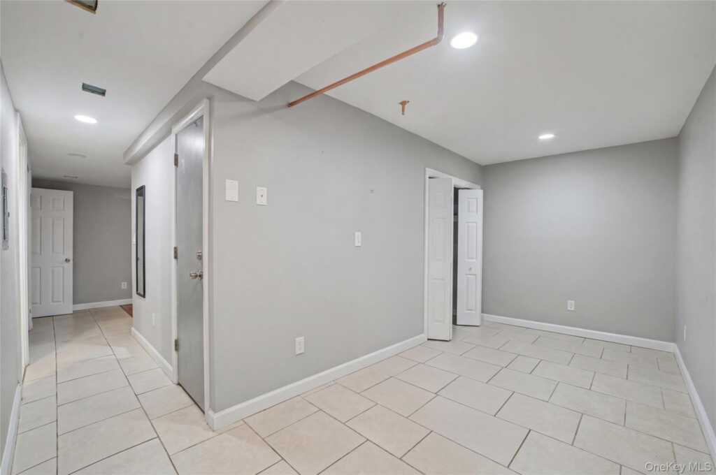 77 Robertson Avenue, White Plains, NY 10606 - Photo 28 of 46
