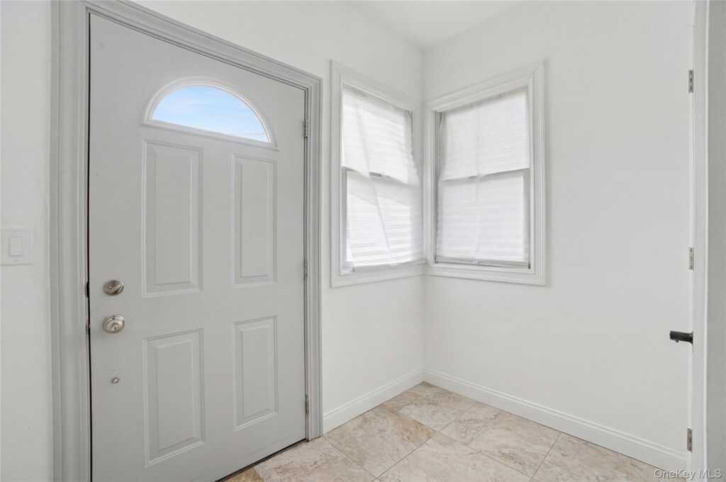77 Robertson Avenue, White Plains, NY 10606 - Photo 4 of 46
