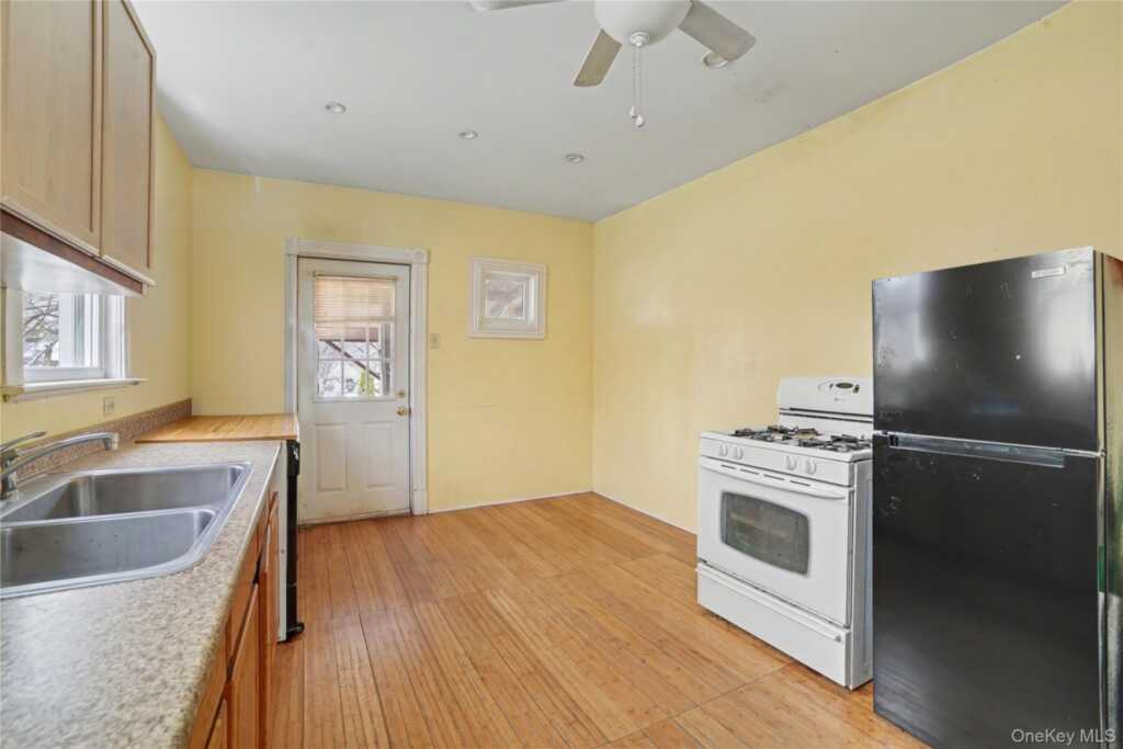 77 Robertson Avenue, White Plains, NY 10606 - Photo 7 of 46