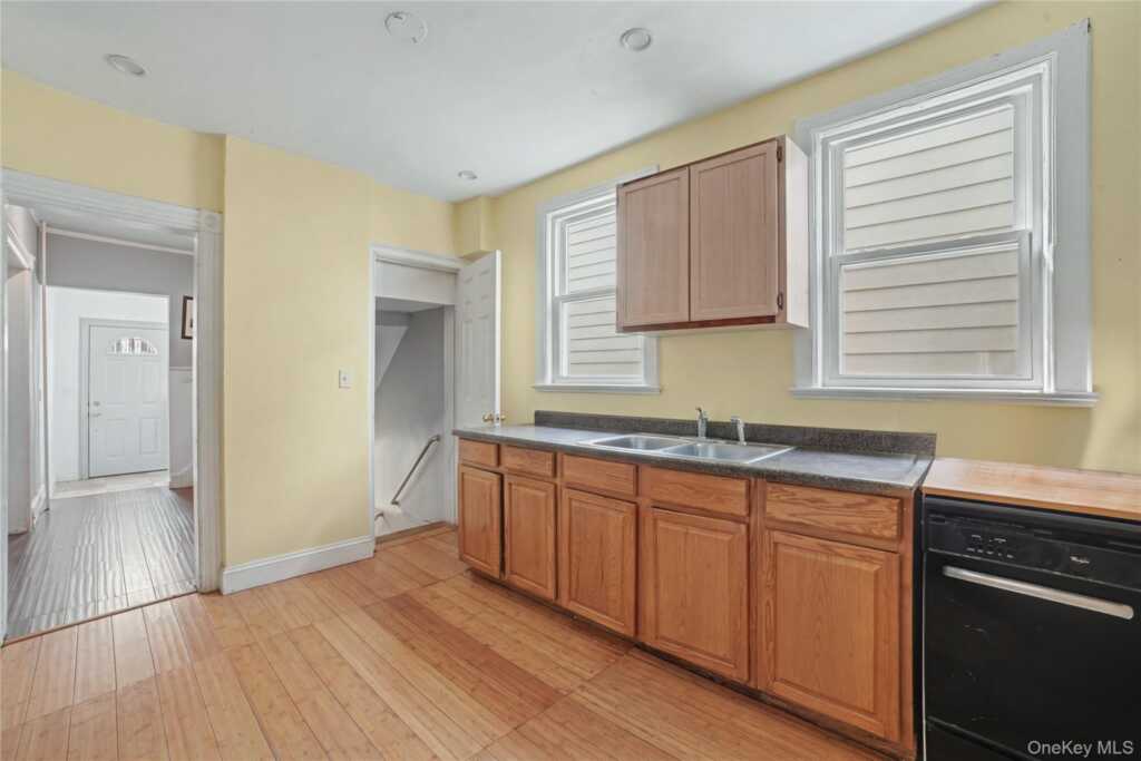 77 Robertson Avenue, White Plains, NY 10606 - Photo 9 of 46