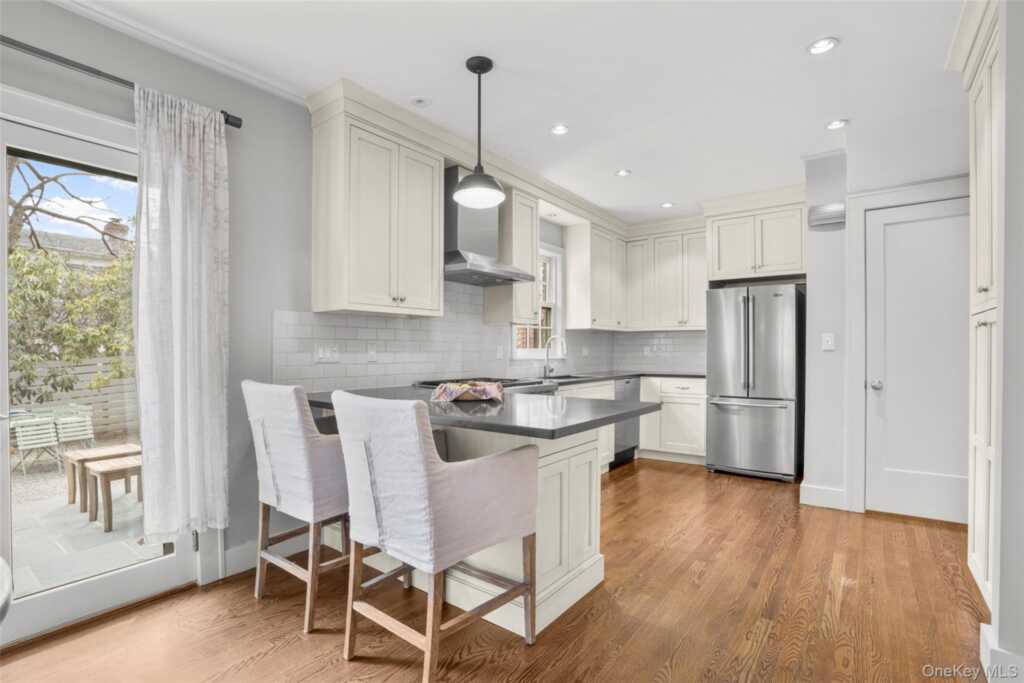 35 Wildwood Road, New Rochelle, NY 10804 - Photo 10 of 30