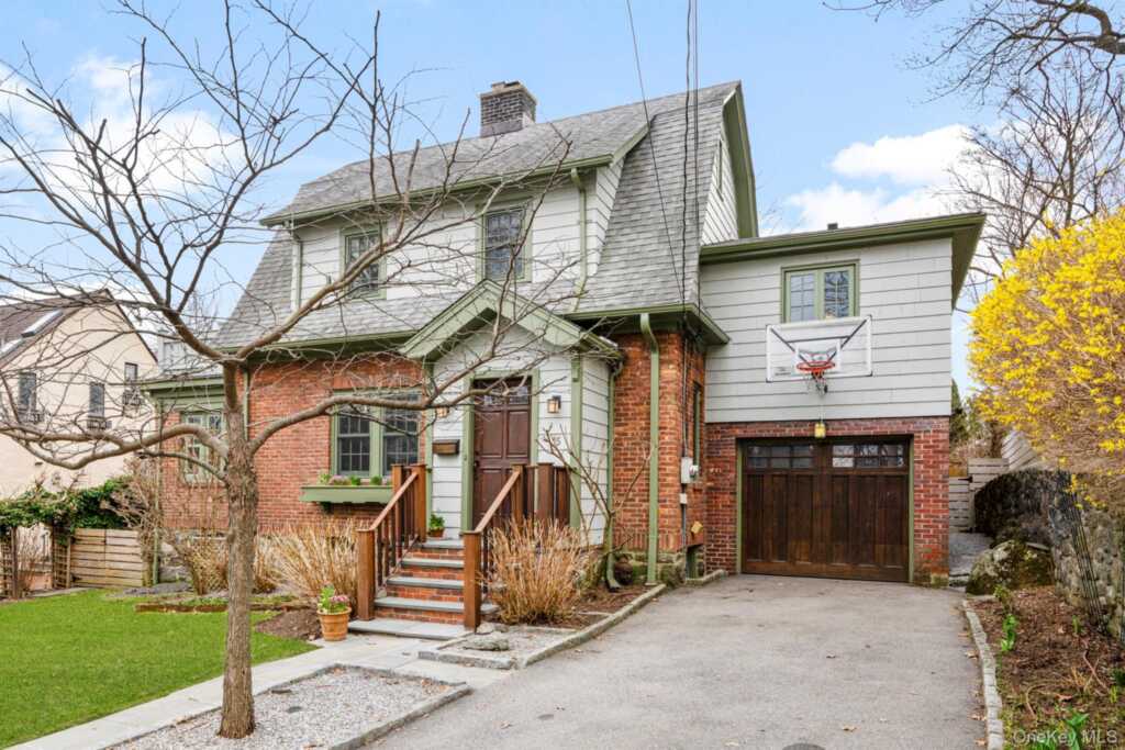 35 Wildwood Road, New Rochelle, NY 10804 - Photo 2 of 30