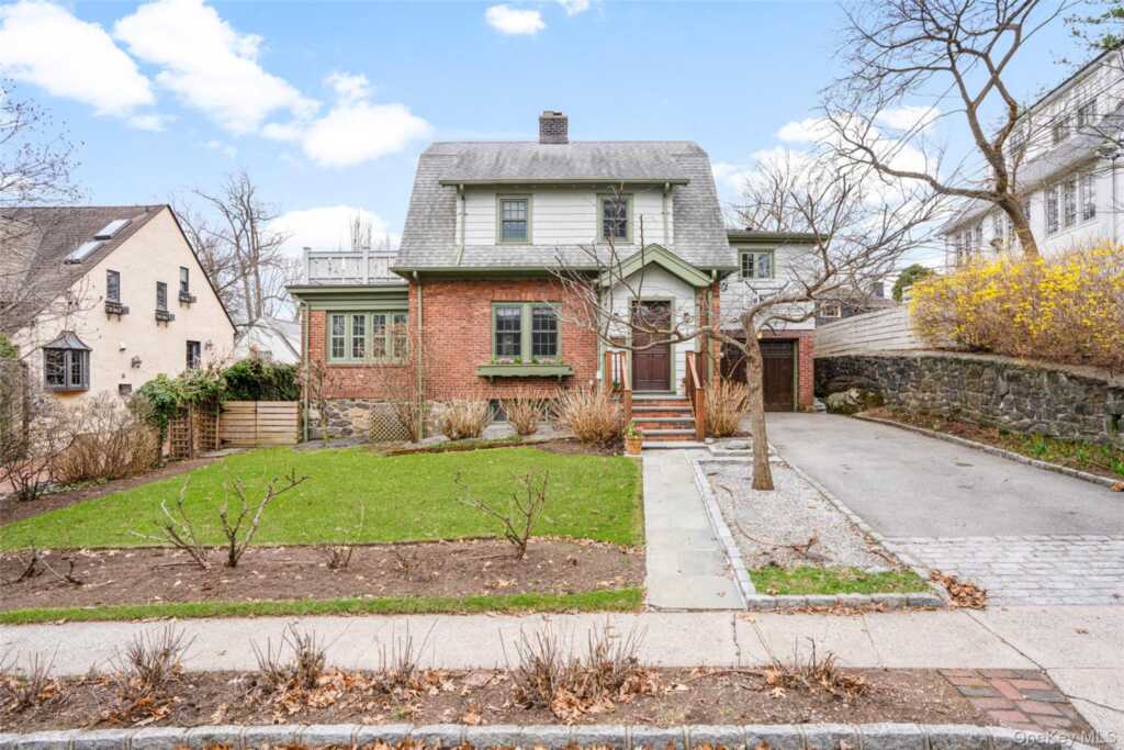 35 Wildwood Road, New Rochelle, NY 10804 - Photo 3 of 30