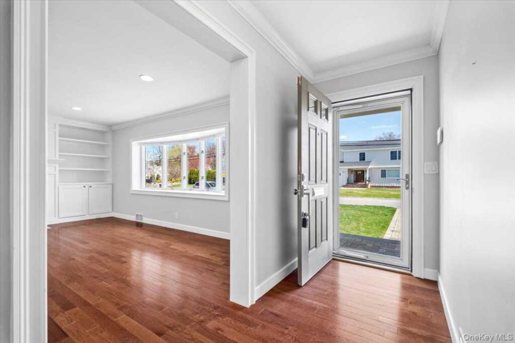 33 Wilmot Circle, New Rochelle, NY 10583 - Photo 3 of 41