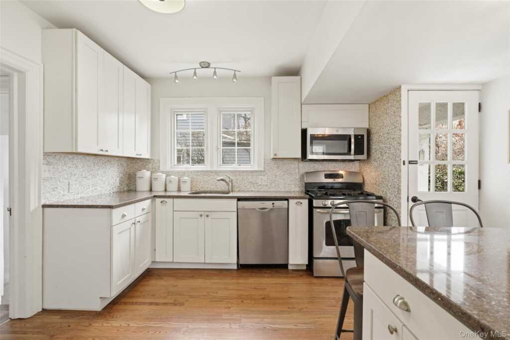 22 Brookdale Place, Rye, NY 10580 - Photo 11 of 28