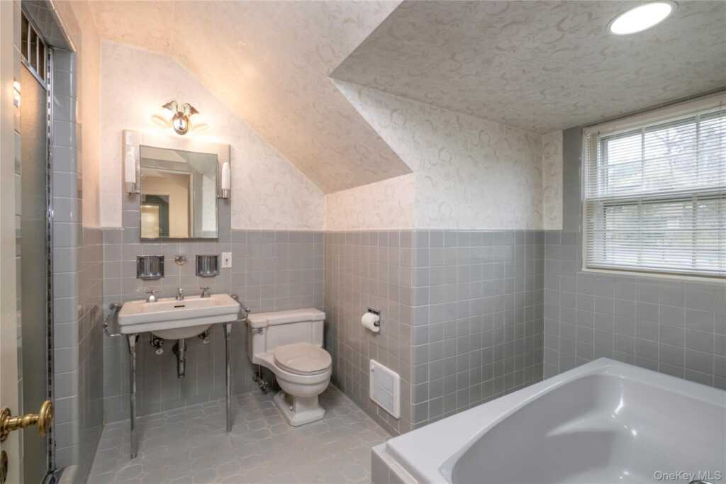 180 Wilmot Road, New Rochelle, NY 10804 - Photo 14 of 26