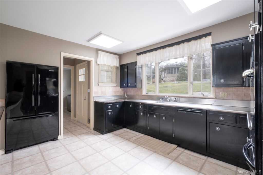 180 Wilmot Road, New Rochelle, NY 10804 - Photo 19 of 26