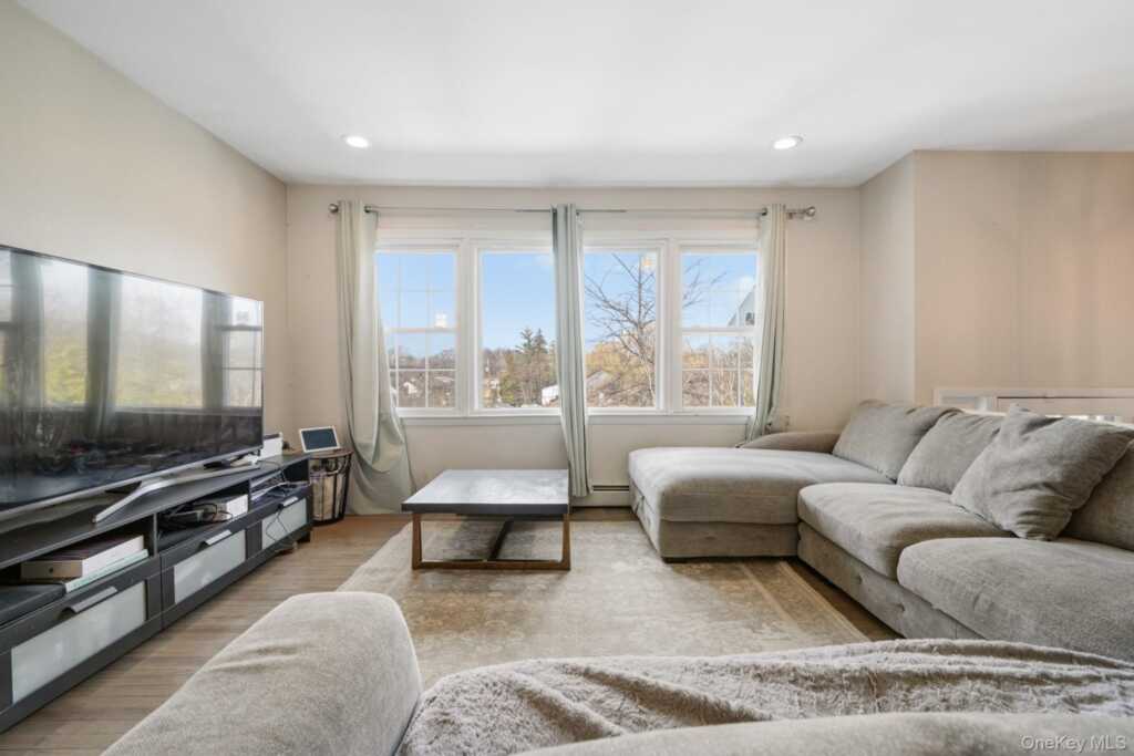 14 Dickinson Avenue, Nyack, NY 10960 - Photo 4 of 49