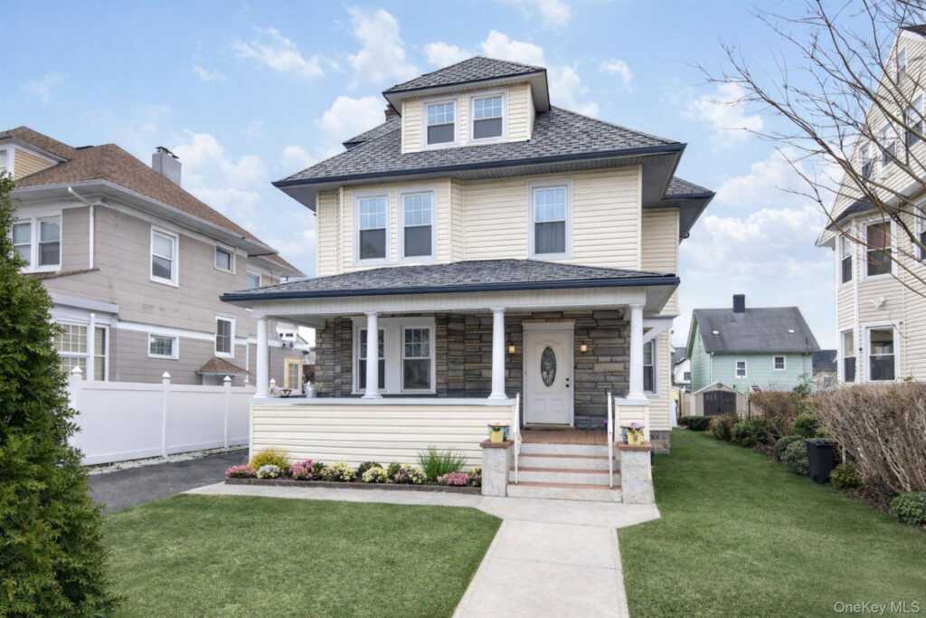 16 Badeau Place, New Rochelle, NY 10801