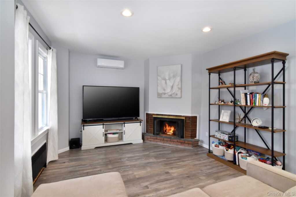 16 Badeau Place, New Rochelle, NY 10801 - Photo 3 of 27