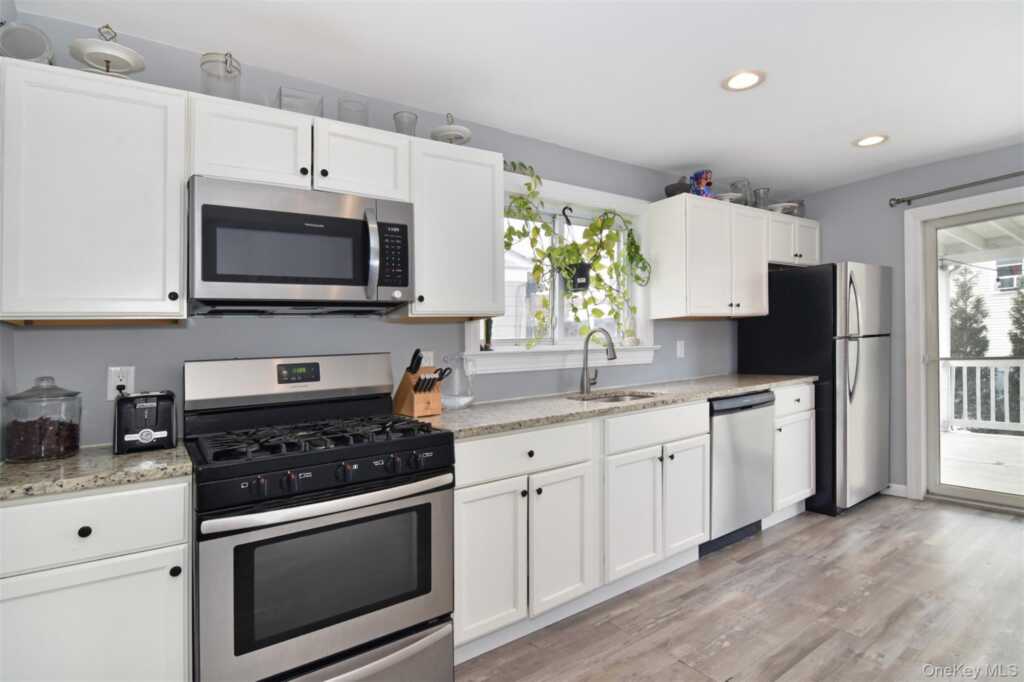 16 Badeau Place, New Rochelle, NY 10801 - Photo 5 of 27