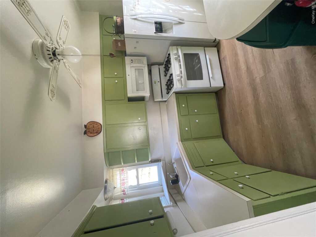 315 Manor Boulevard, Pearl River, NY 10965 - Photo 10 of 33