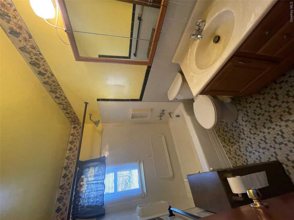 315 Manor Boulevard, Pearl River, NY 10965 - Photo 12 of 33