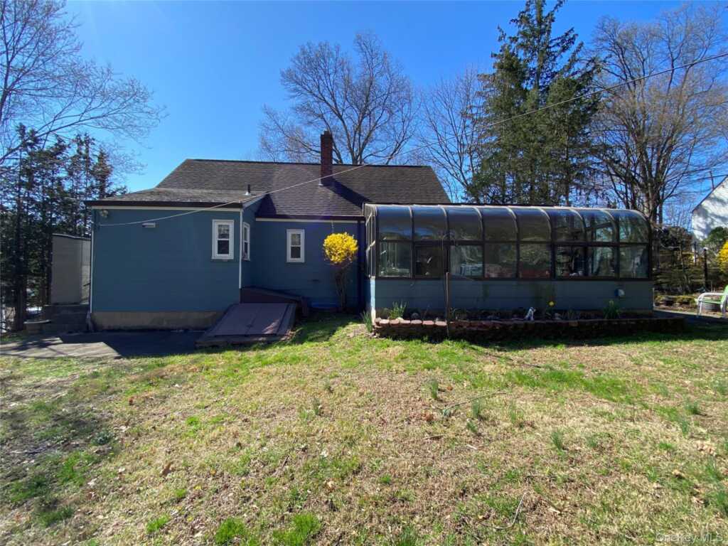 315 Manor Boulevard, Pearl River, NY 10965 - Photo 13 of 33