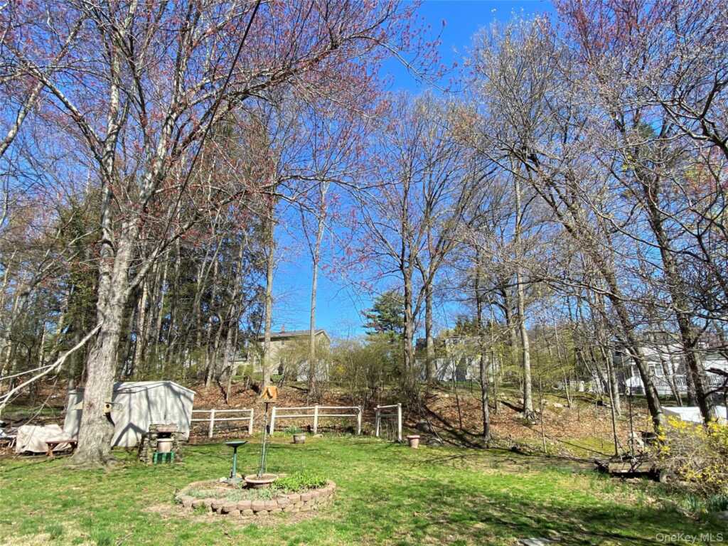 315 Manor Boulevard, Pearl River, NY 10965 - Photo 15 of 33