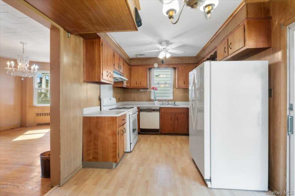 18 Faneuil Place, New Rochelle, NY 10801 - Photo 11 of 40