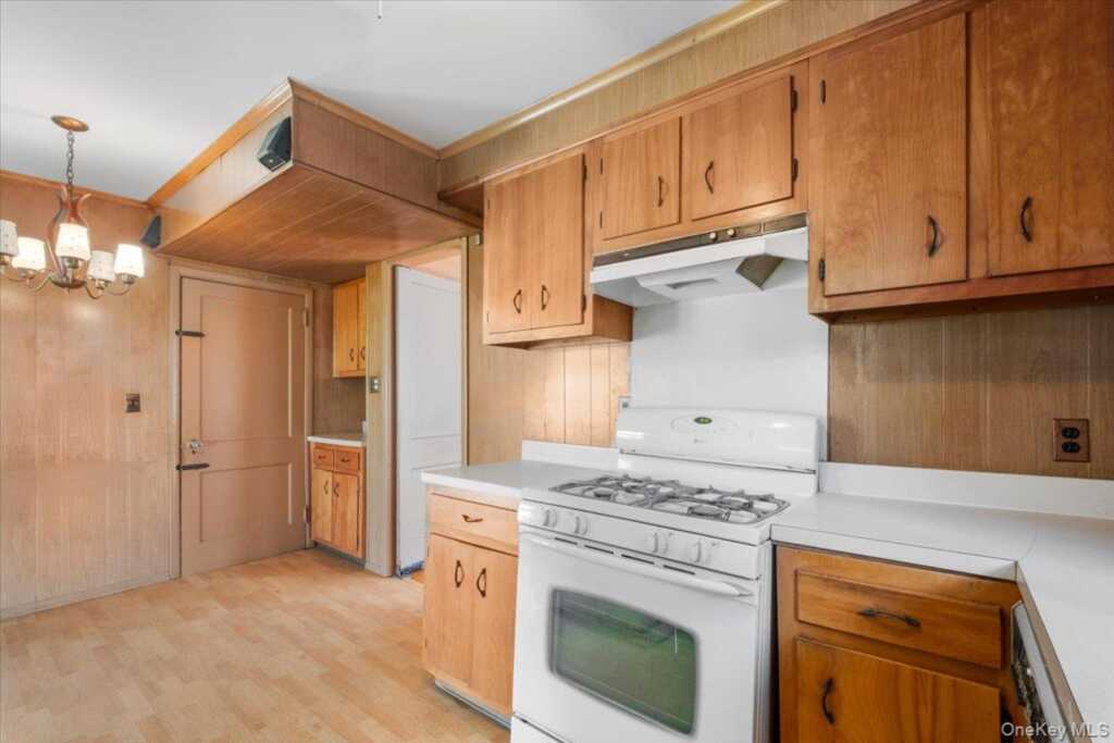 18 Faneuil Place, New Rochelle, NY 10801 - Photo 13 of 40