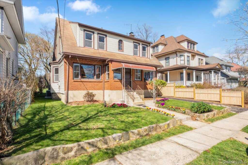 18 Faneuil Place, New Rochelle, NY 10801 - Photo 2 of 40