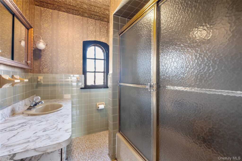 18 Faneuil Place, New Rochelle, NY 10801 - Photo 23 of 40