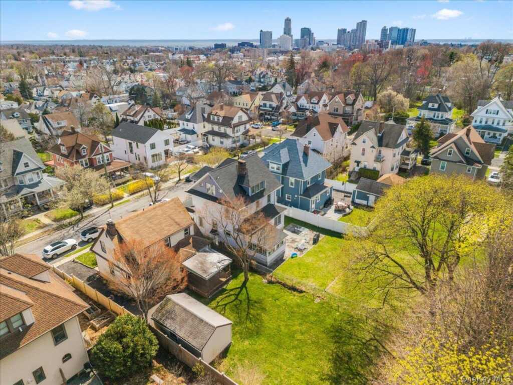 18 Faneuil Place, New Rochelle, NY 10801 - Photo 37 of 40