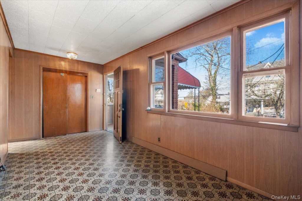 18 Faneuil Place, New Rochelle, NY 10801 - Photo 4 of 40