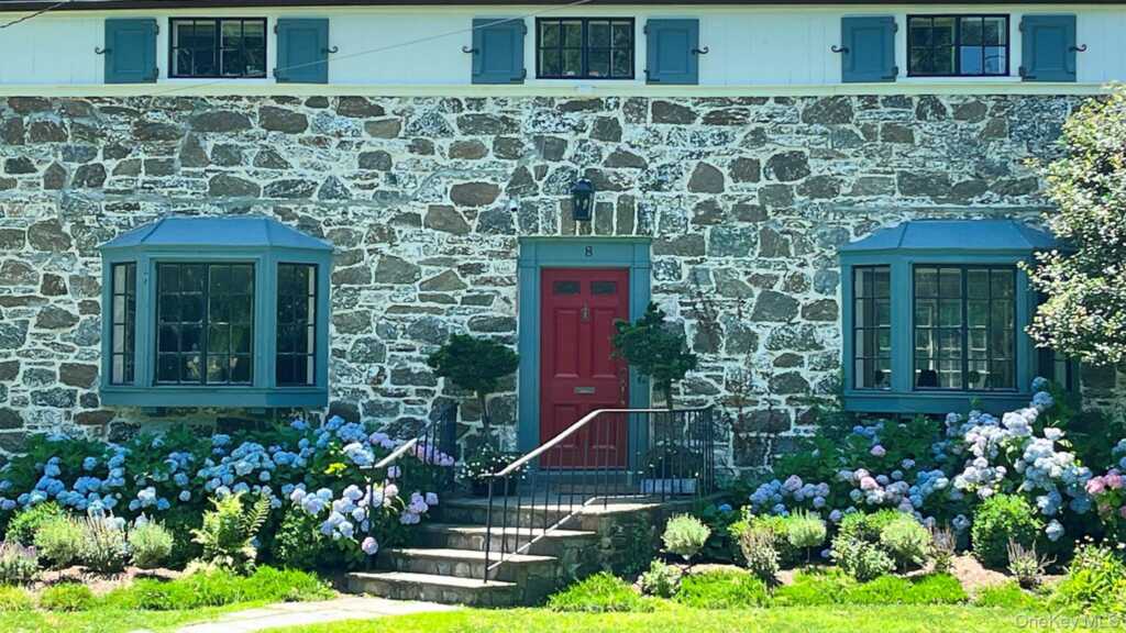 8 Holly Lane, Rye, NY 10580 - Photo 3 of 27