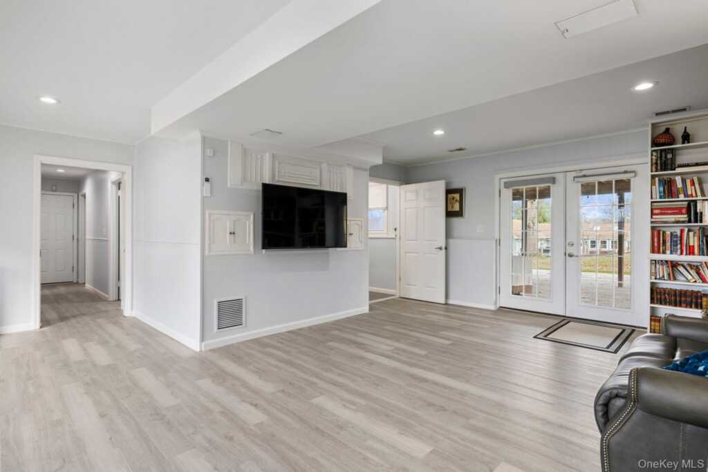 651 Andover Road, Valley Cottage, NY 10989 - Photo 4 of 47