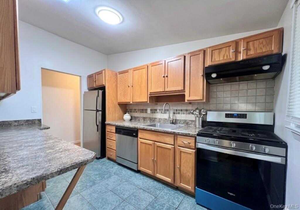 51 N Pascack Road, Nanuet, NY 10954 - Photo 5 of 23