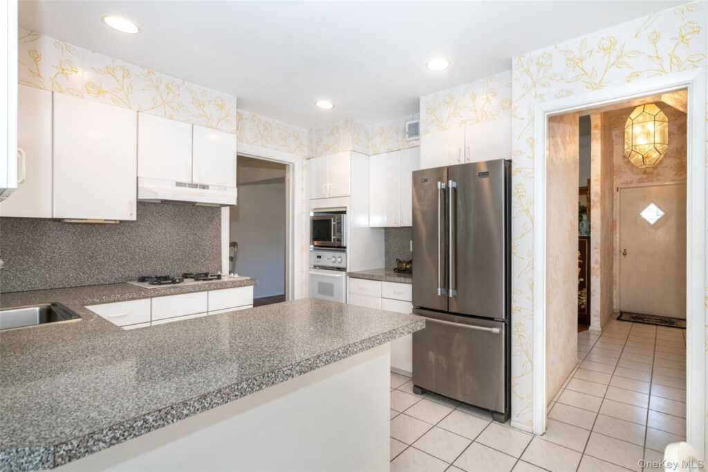 285 Stuart Drive, New Rochelle, NY 10804 - Photo 10 of 37