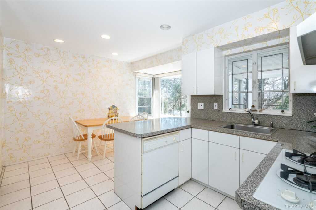 285 Stuart Drive, New Rochelle, NY 10804 - Photo 11 of 37