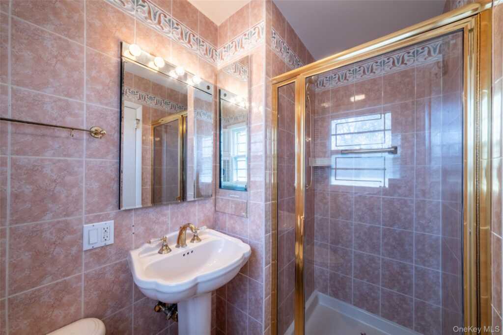 285 Stuart Drive, New Rochelle, NY 10804 - Photo 15 of 37