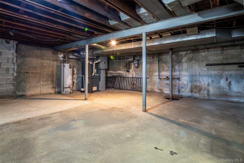 285 Stuart Drive, New Rochelle, NY 10804 - Photo 29 of 37