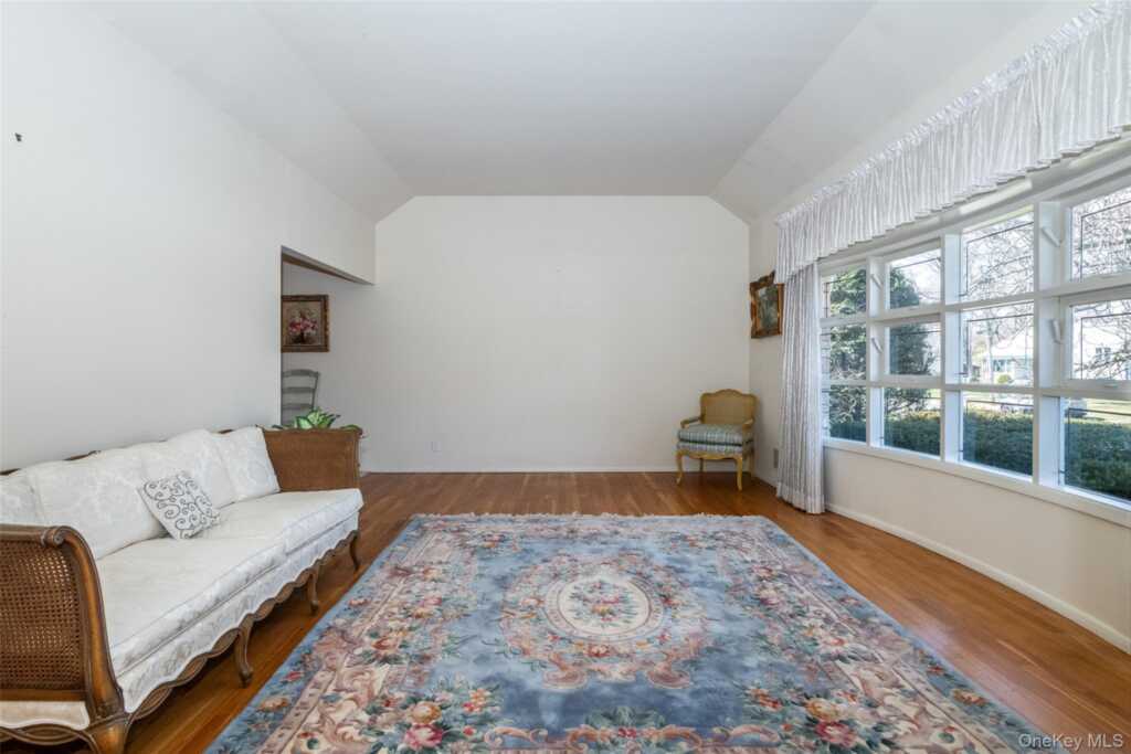 285 Stuart Drive, New Rochelle, NY 10804 - Photo 3 of 37