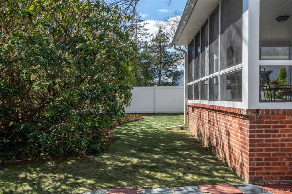 285 Stuart Drive, New Rochelle, NY 10804 - Photo 31 of 37