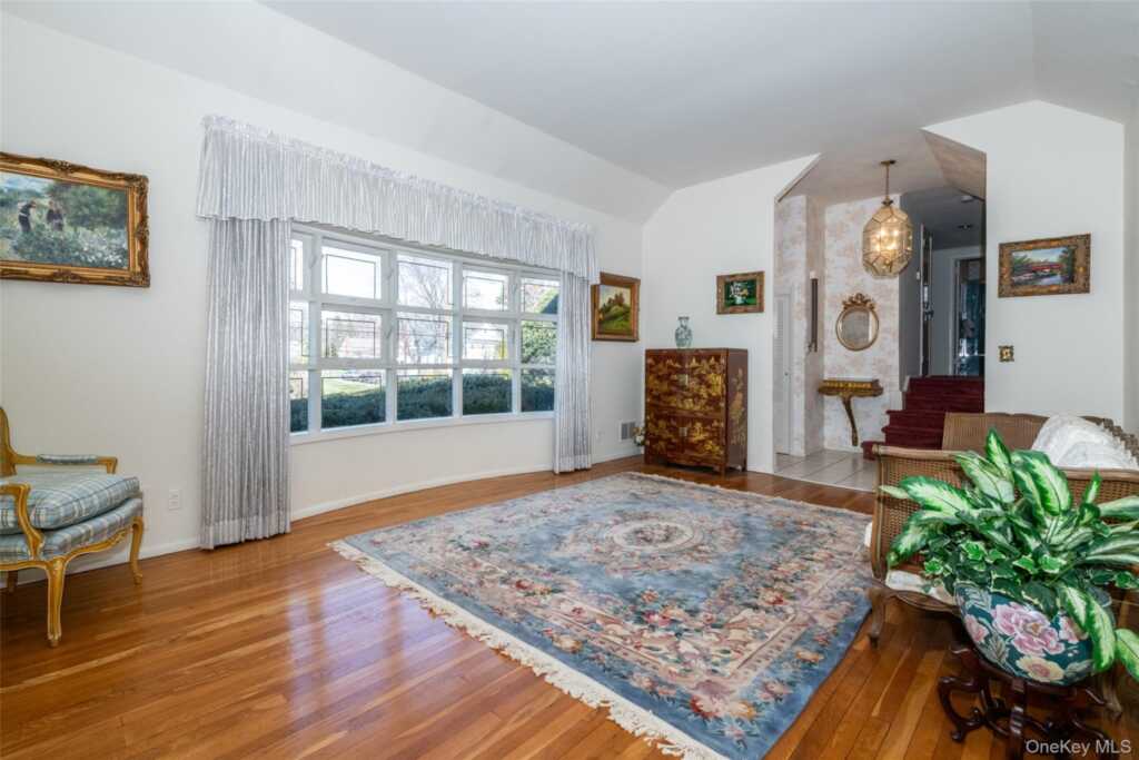 285 Stuart Drive, New Rochelle, NY 10804 - Photo 4 of 37