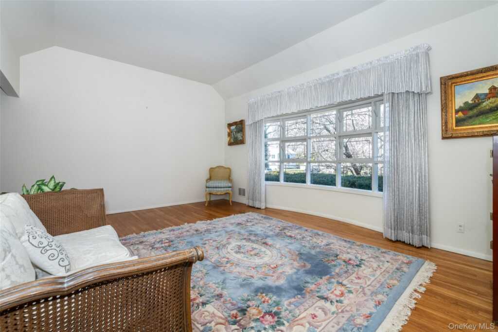 285 Stuart Drive, New Rochelle, NY 10804 - Photo 5 of 37