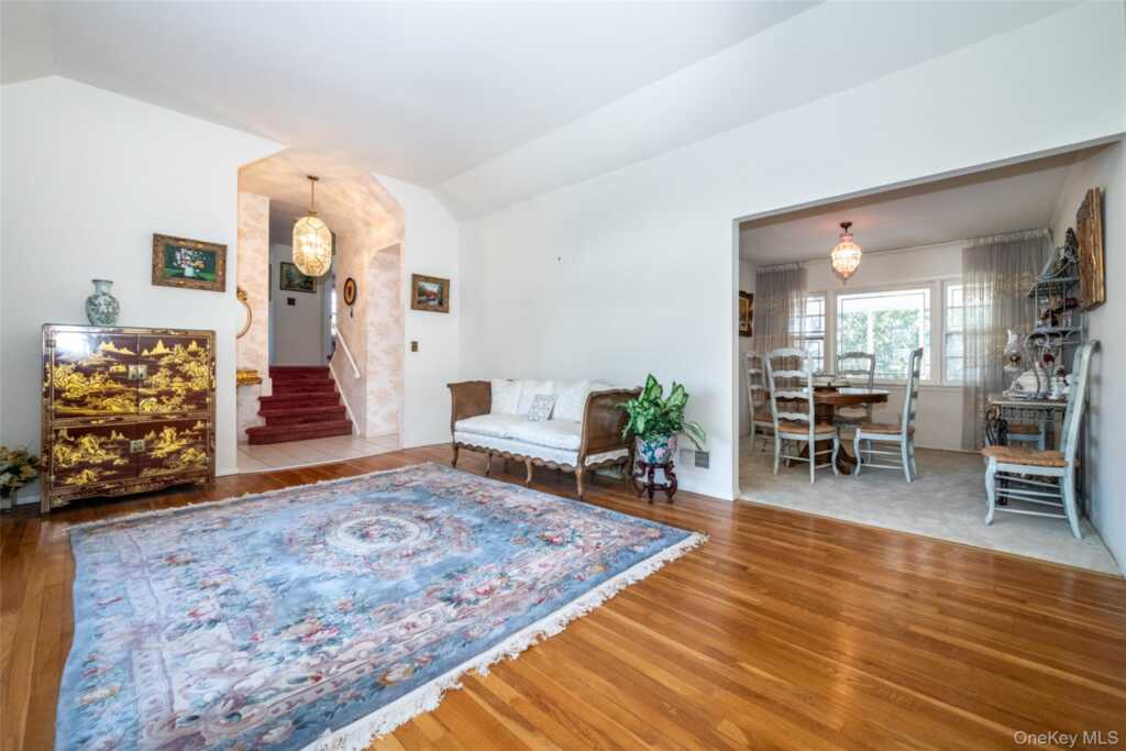 285 Stuart Drive, New Rochelle, NY 10804 - Photo 6 of 37