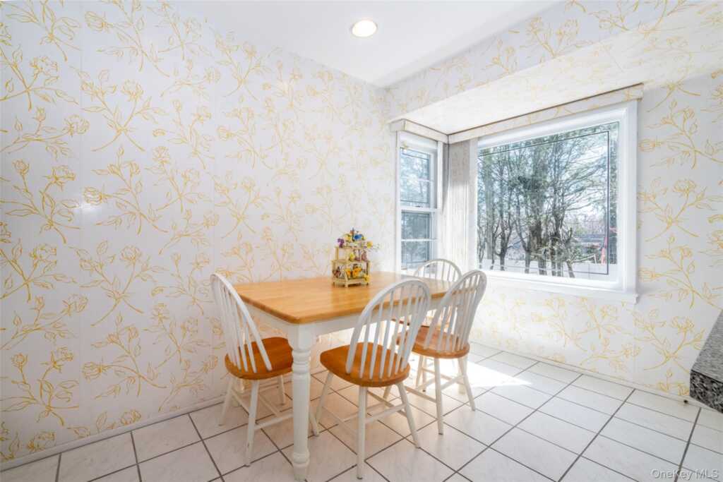 285 Stuart Drive, New Rochelle, NY 10804 - Photo 8 of 37