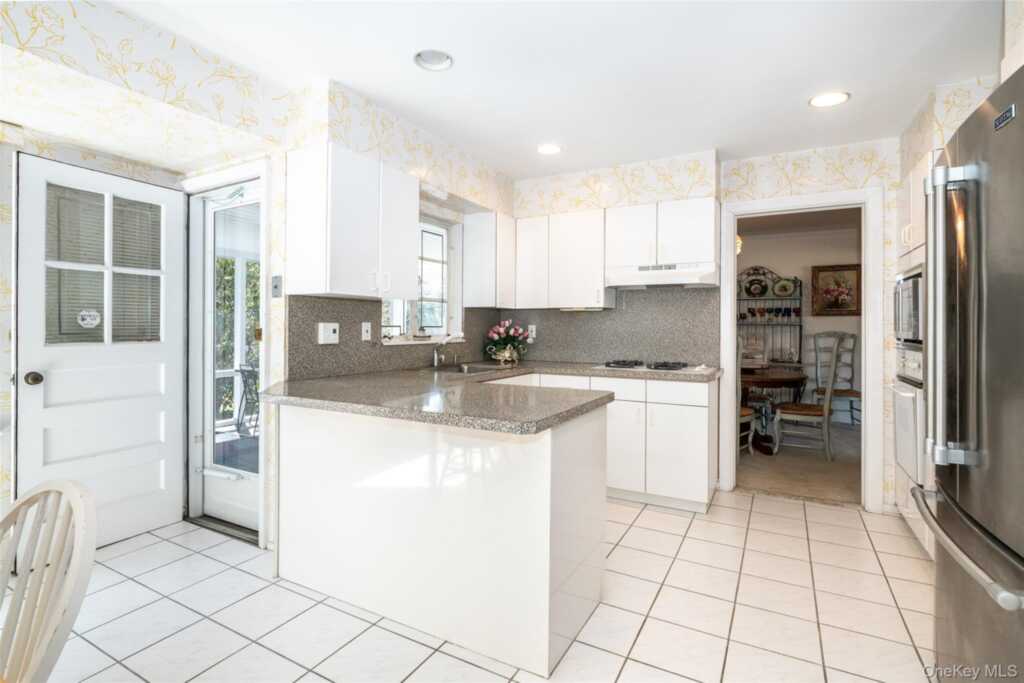 285 Stuart Drive, New Rochelle, NY 10804 - Photo 9 of 37