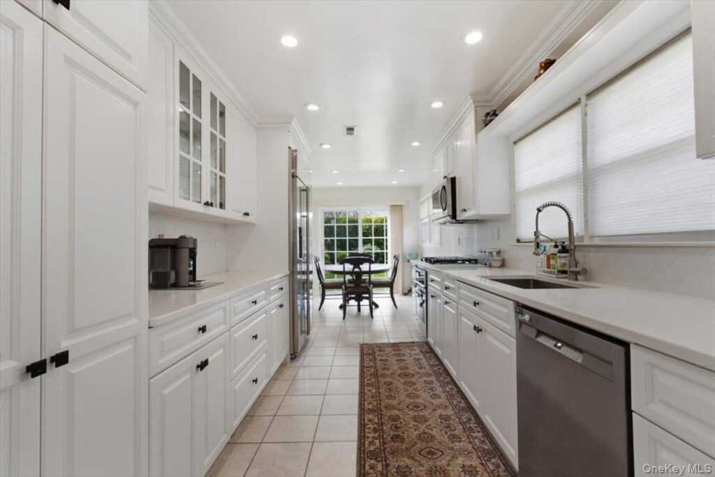 5 Avis Drive, New Rochelle, NY 10804 - Photo 10 of 38