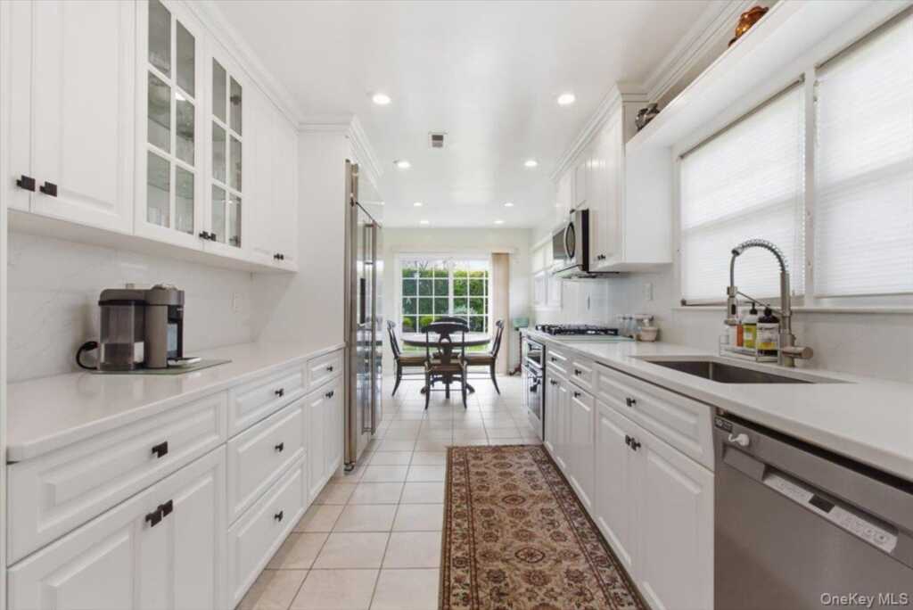 5 Avis Drive, New Rochelle, NY 10804 - Photo 8 of 38