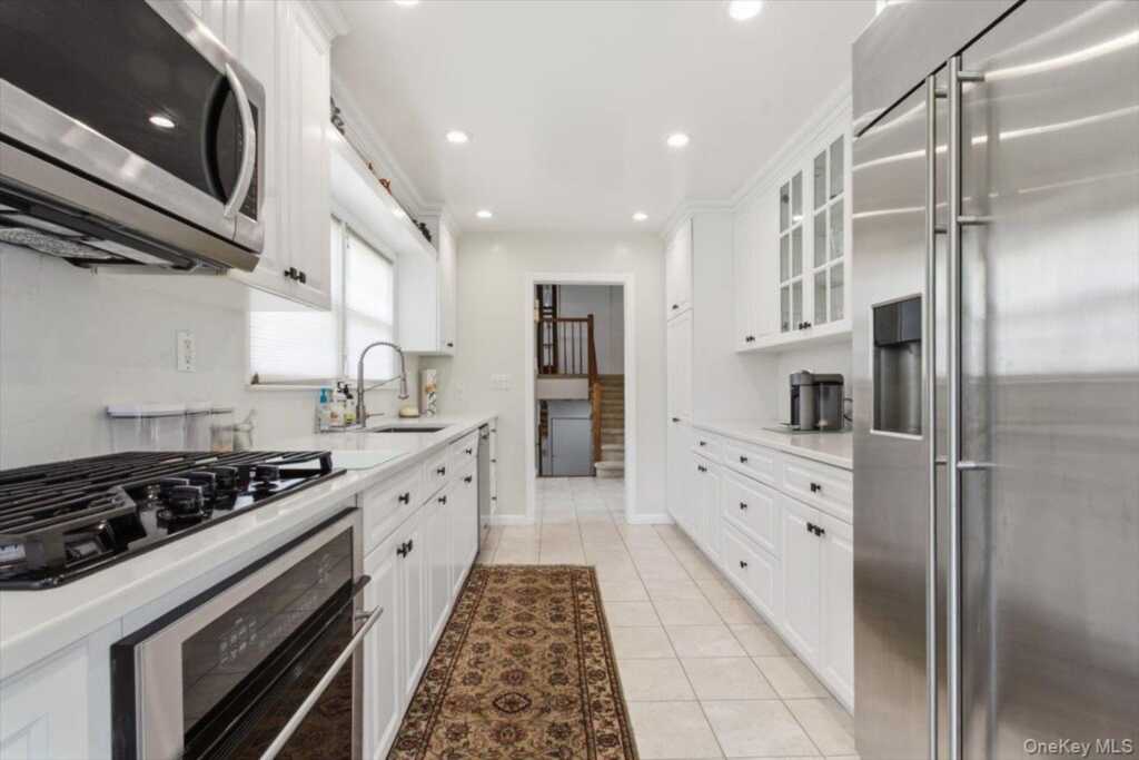 5 Avis Drive, New Rochelle, NY 10804 - Photo 9 of 38