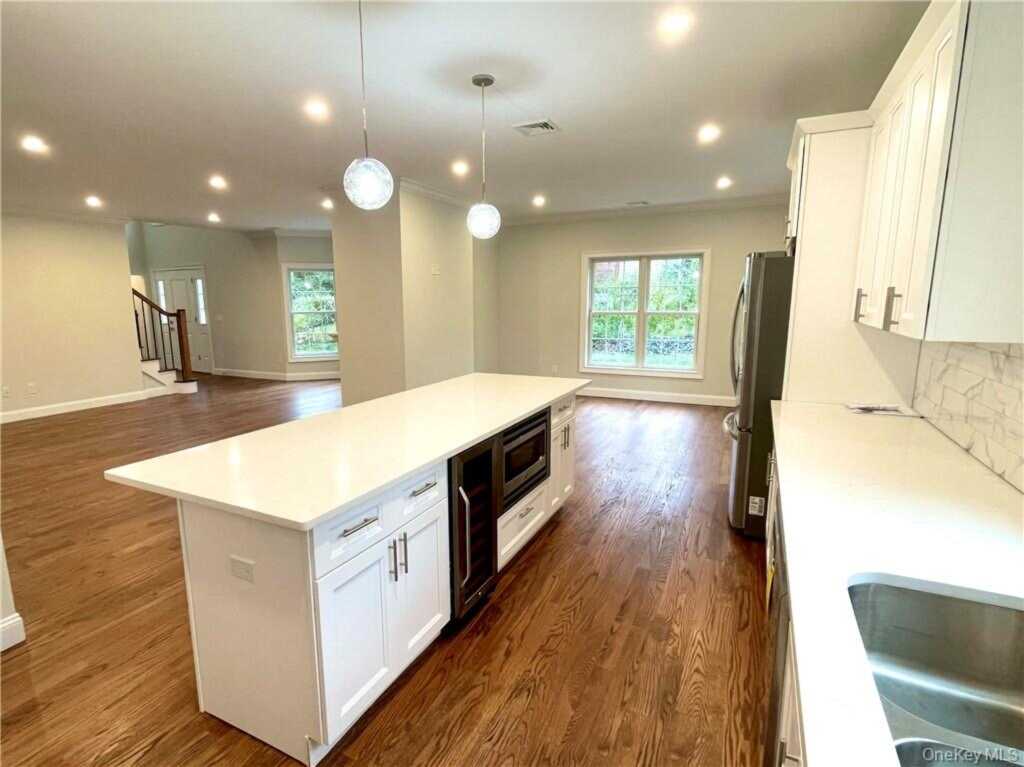 1 Kewanee Road, New Rochelle, NY 10804 - Photo 12 of 28