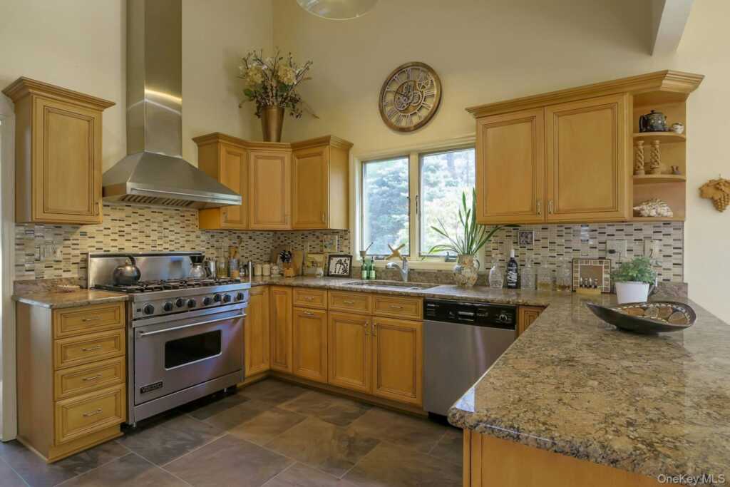 837 Sherry Drive, Valley Cottage, NY 10989 - Photo 4 of 49